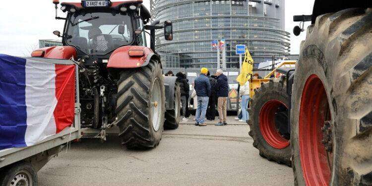 I trattori bloccano ingresso dell’Eurocamera a Strasburgo