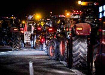 La protesta dei trattori in Belgio si sposta al confine con l’Olanda