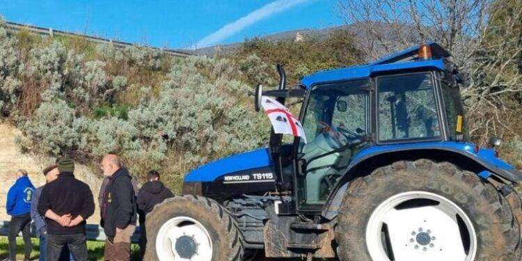 Protesta trattori, 60 mezzi agricoli in strada nel Sulcis