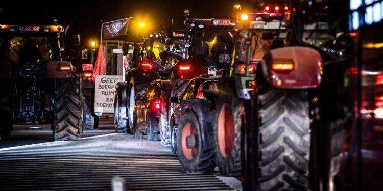 La protesta dei trattori in Belgio si sposta al confine con l’Olanda