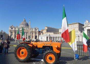Il Papa saluta gli agricoltori presenti a San Pietro