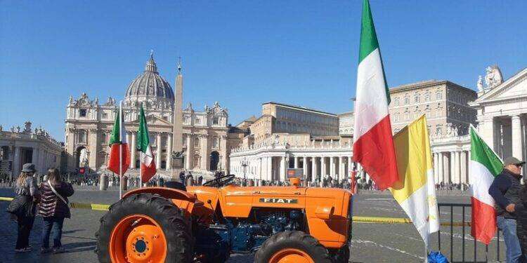 Il Papa saluta gli agricoltori presenti a San Pietro