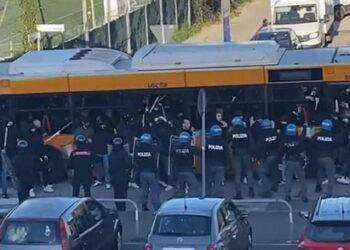 Prolivorno-Massese, guerriglia fra tifosi dopo la partita