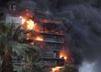 Valencia: incendio divora due grattacieli, almeno 4 morti carbonizzati e oltre 20 dispersi