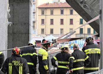 Continuano le ricerche dell’ultimo operaio disperso dopo il crollo a Firenze