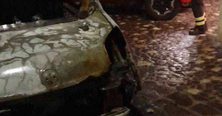 Galtellì, in fiamme furgone: intervento dei Vigili del Fuoco