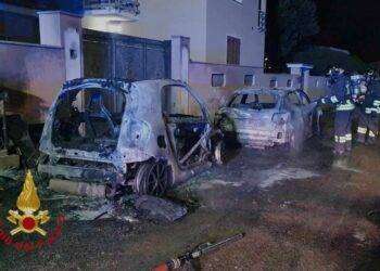 Due auto a fuoco nella notte a Olbia, indagano i carabinieri