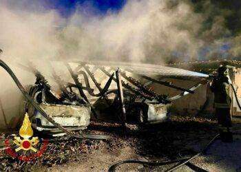 Fiamme a Porto Pozzo, due auto distrutte