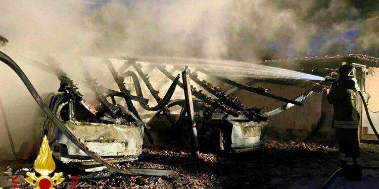 Fiamme a Porto Pozzo, due auto distrutte