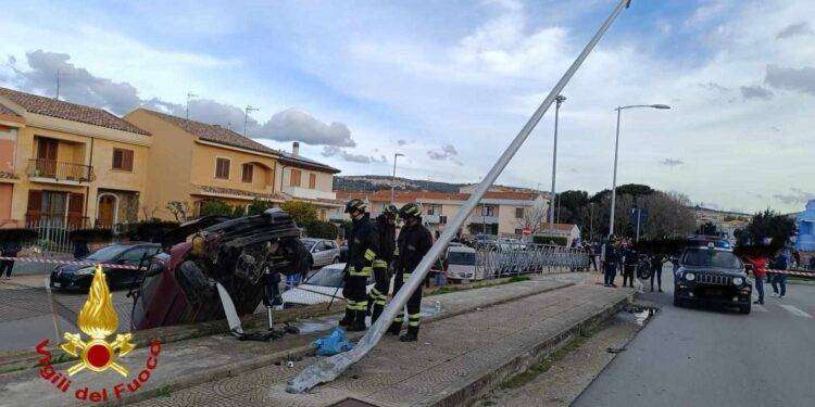 Sorso, auto esce di strada e investe passante