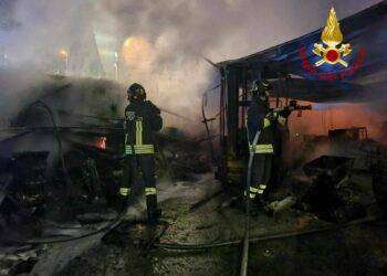 Ilbono, incendio in un magazzino: gravi danni