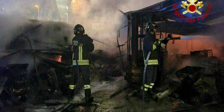Ilbono, incendio in un magazzino: gravi danni