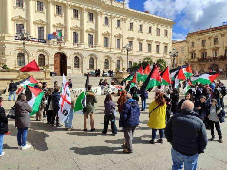 Sassari in piazza per la Palestina: “Revoca degli accordi tra Università e Leonardo Spa”