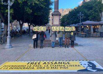 A Cagliari flash mob per Julian Assange