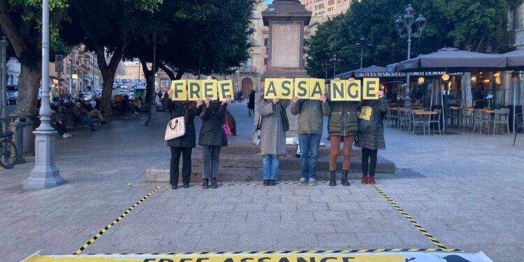 A Cagliari flash mob per Julian Assange