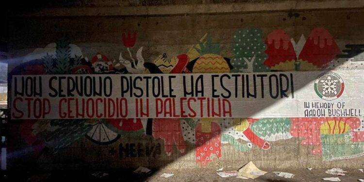 CasaPound, striscioni in tutta Italia in memoria del militare immolatosi a Washington contro massacro a Gaza
