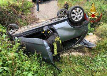 Oliena, perde il controllo dell’auto e si ribalta: un ferito