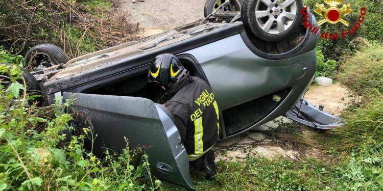 Oliena, perde il controllo dell’auto e si ribalta: un ferito
