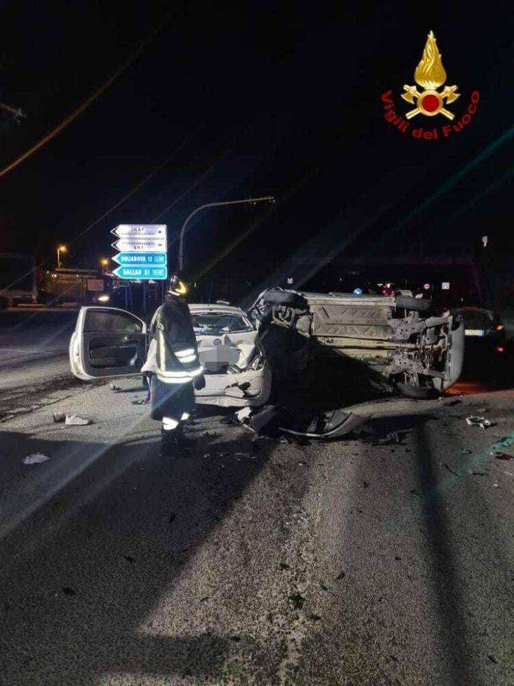 Con l’auto finisce contro le macchine ferme al semaforo sulla 554: un ferito grave