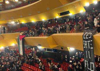 “Palestina libera”: manifestanti contro il genocidio a Gaza alla prima della Tosca al Lirico di Cagliari