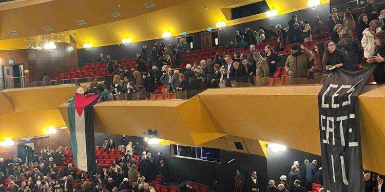 “Palestina libera”: manifestanti contro il genocidio a Gaza alla prima della Tosca al Lirico di Cagliari