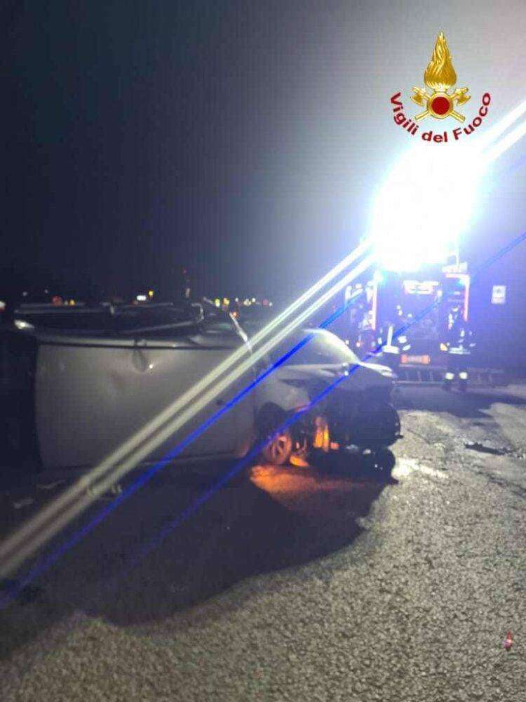 Con l’auto finisce contro le macchine ferme al semaforo sulla 554: un ferito grave