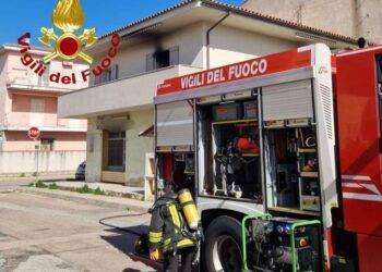 Olbia, a fuoco la cucina di una casa