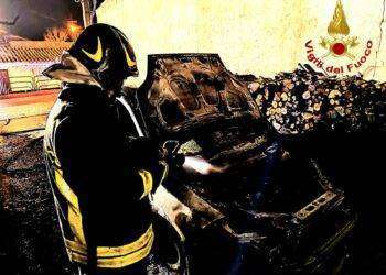 Auto in fiamme a Palmas Arborea, paura per la propagazione delle fiamme