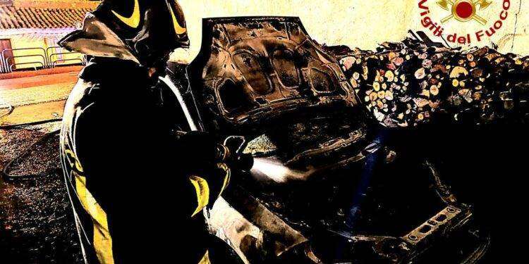 Auto in fiamme a Palmas Arborea, paura per la propagazione delle fiamme