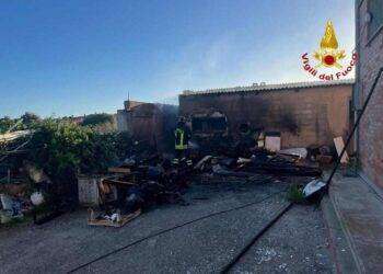Paura a Selargius, deposito in fiamme: intervento dei Vigili del Fuoco