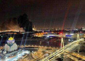 Sparatoria in una sala da concerto a Mosca, per i media: ‘Almeno 12 morti e 35 feriti’