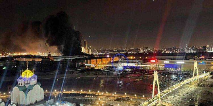Sparatoria in una sala da concerto a Mosca, per i media: ‘Almeno 12 morti e 35 feriti’
