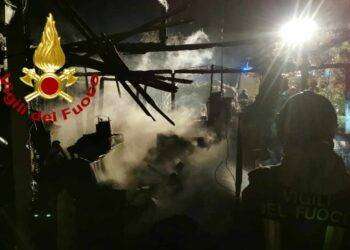 Altro rogo in Gallura, in fiamme chiosco sul mare a Baja Sardinia