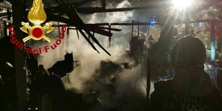 Altro rogo in Gallura, in fiamme chiosco sul mare a Baja Sardinia