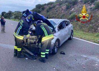 SS 131, perde il controllo dell’auto e finisce sul guard rail: un ferito