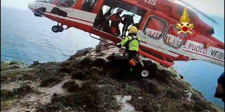 Alghero, due escursionisti si perdono all’Argentiera: soccorsi dai Vigili del Fuoco