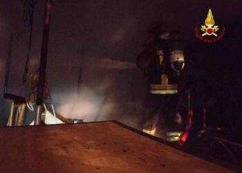 Paura ad Alghero, rogo in un capanno con bombole gpl: intervengono i vigili del fuoco