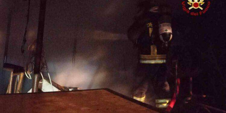 Paura ad Alghero, rogo in un capanno con bombole gpl: intervengono i vigili del fuoco