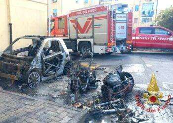  Cagliari, incendio coinvolge un’autovettura e due scooter, intervento dei Vigili del fuoco