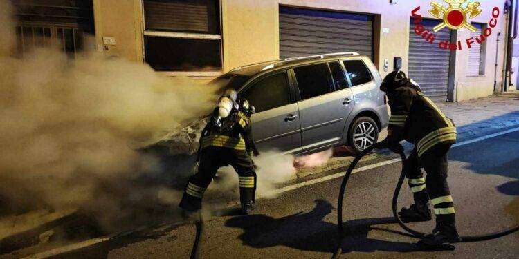 Attentato incendiario nella notte a Oliena: un’auto distrutta dalle fiamme