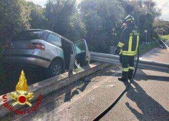 Con l’auto finisce fuori strada: ferito il conducente
