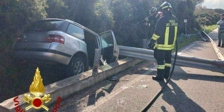Con l’auto finisce fuori strada: ferito il conducente