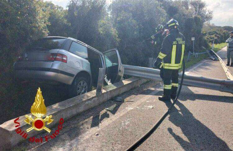 Con l’auto finisce fuori strada: ferito il conducente