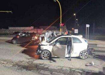 Con l’auto finisce contro le macchine ferme al semaforo sulla 554: un ferito grave