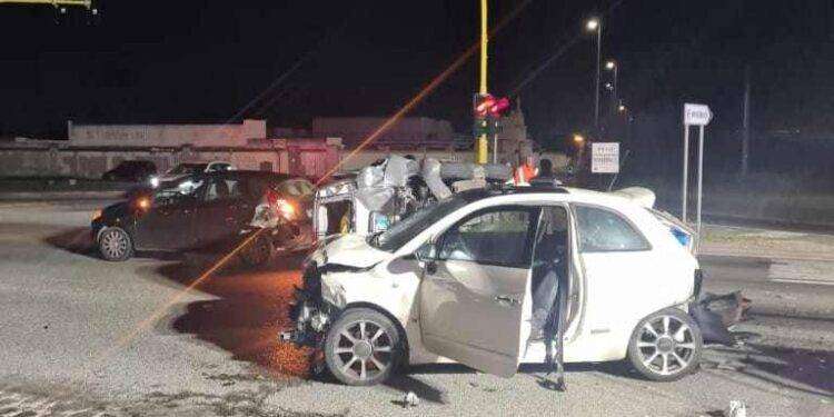 Con l’auto finisce contro le macchine ferme al semaforo sulla 554: un ferito grave