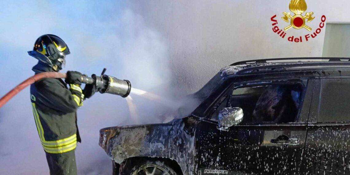 Pattada, auto in fiamme nella piazza della chiesa