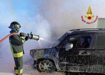 Pattada, auto in fiamme nella piazza della chiesa