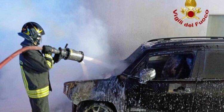 Pattada, auto in fiamme nella piazza della chiesa