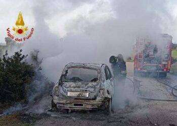 Cagliari, auto in fiamme in Via Quintino Sella