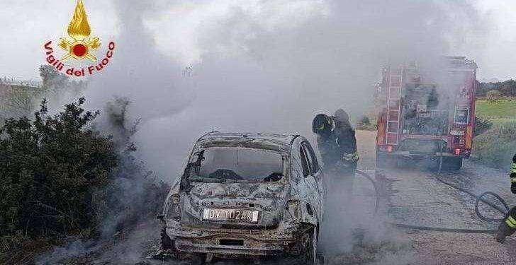 Cagliari, auto in fiamme in Via Quintino Sella